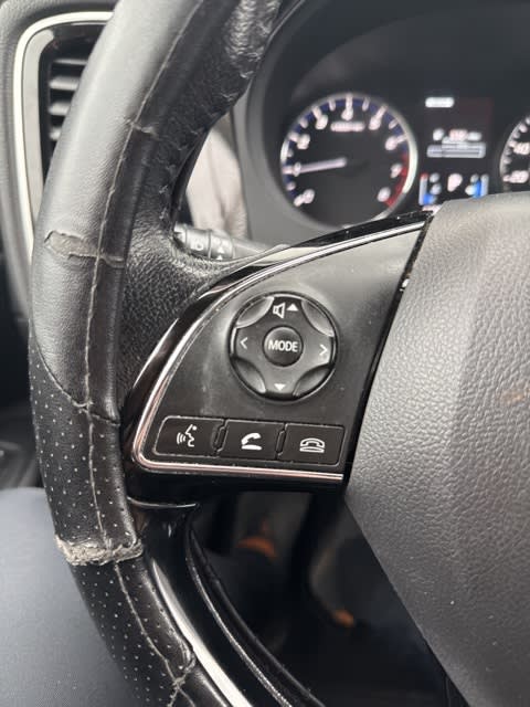 Thumbnail: 2016 Mitsubishi Outlander - 17