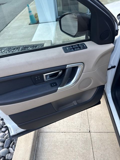 Thumbnail: 2016 Land Rover Discovery Sport - 15