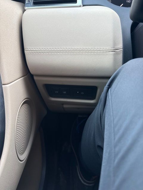 Thumbnail: 2016 Land Rover Discovery Sport - 18