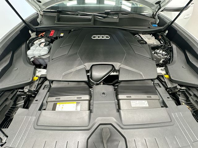 Thumbnail: 2022 Audi Q8 - 9