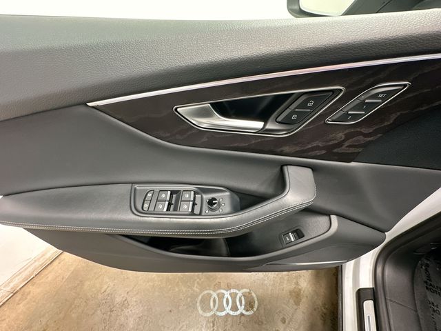 Thumbnail: 2022 Audi Q8 - 26