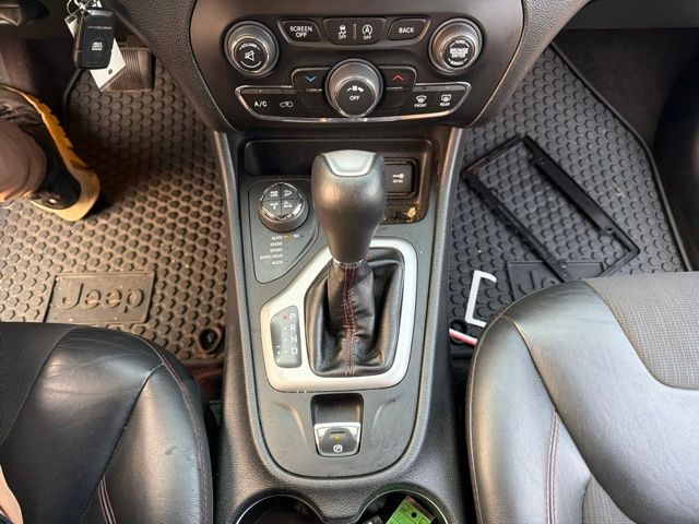 Thumbnail: 2016 Jeep Cherokee - 12