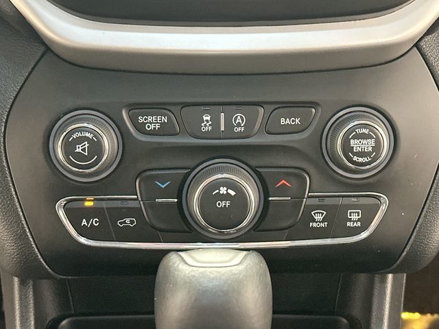 Thumbnail: 2016 Jeep Cherokee - 24