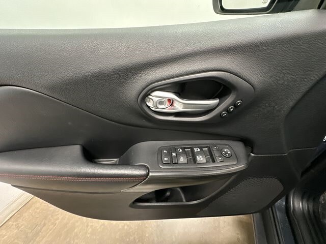 Thumbnail: 2016 Jeep Cherokee - 27