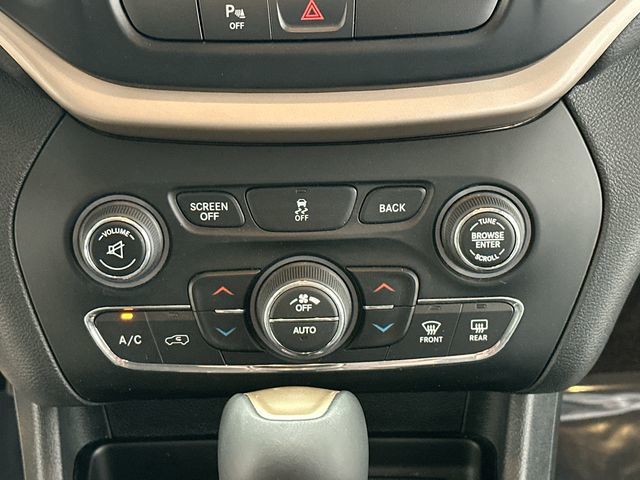 Thumbnail: 2018 Jeep Cherokee - 25
