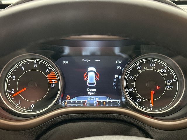 Thumbnail: 2018 Jeep Cherokee - 16