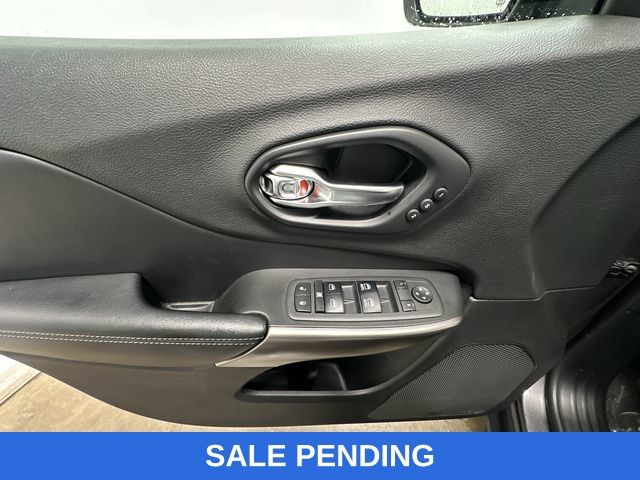 Thumbnail: 2019 Jeep Cherokee - 25