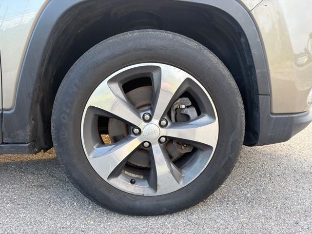 Thumbnail: 2019 Jeep Cherokee - 7
