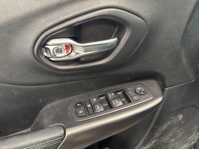 Thumbnail: 2020 Jeep Cherokee - 20