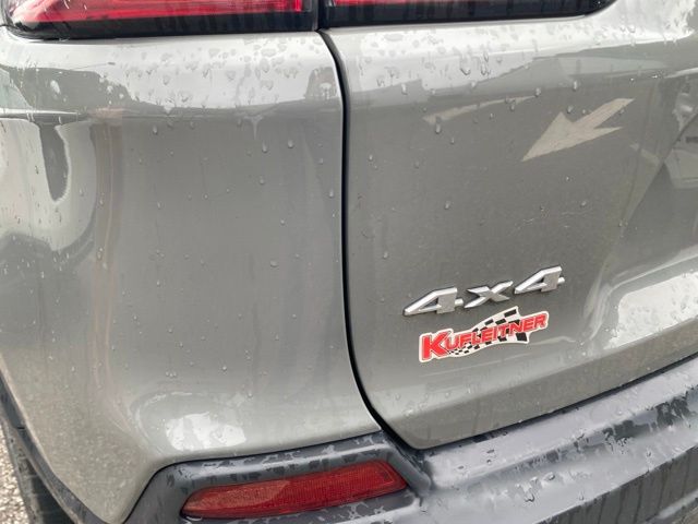 Thumbnail: 2021 Jeep Cherokee - 18