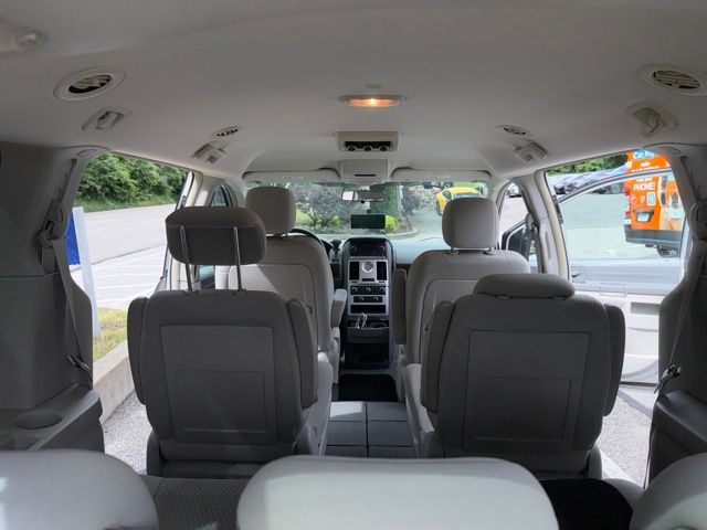 Thumbnail: 2010 Chrysler Town & Country - 11
