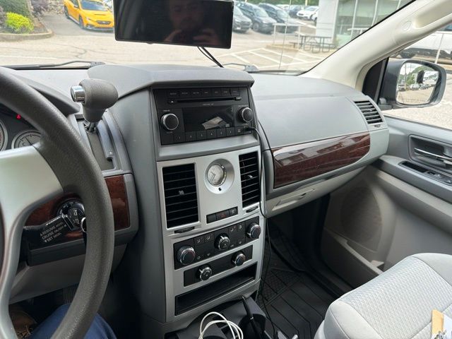 Thumbnail: 2010 Chrysler Town & Country - 8