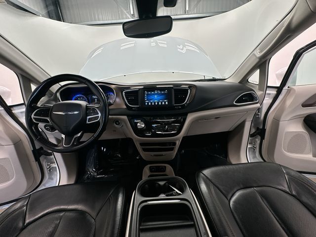 Thumbnail: 2019 Chrysler Pacifica - 10