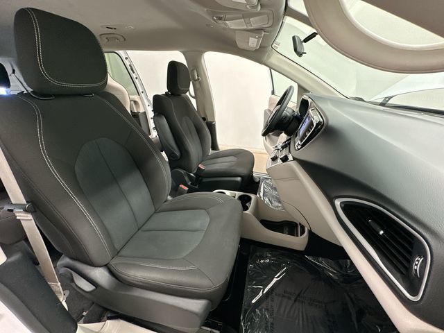 Thumbnail: 2022 Chrysler Voyager - 27