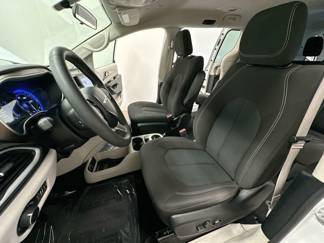 Thumbnail: 2022 Chrysler Voyager - 11