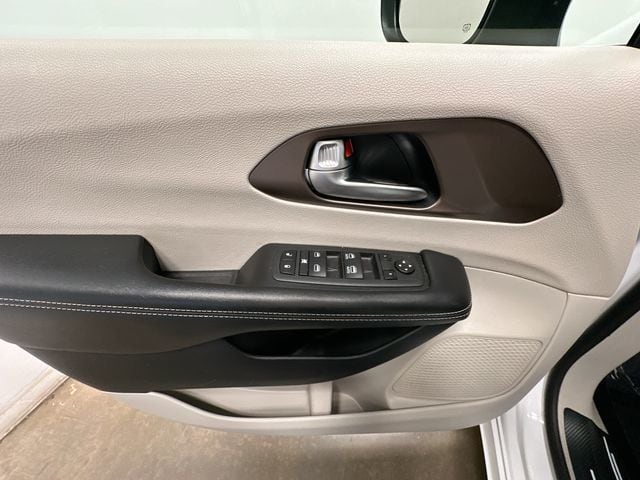Thumbnail: 2022 Chrysler Voyager - 26