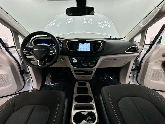 Thumbnail: 2022 Chrysler Voyager - 14
