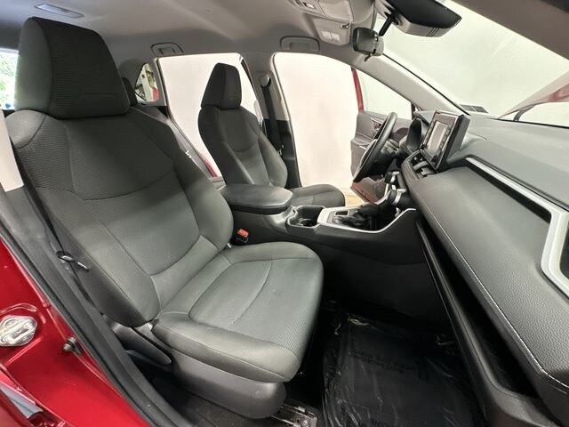 2022 Toyota RAV4 LE 24
