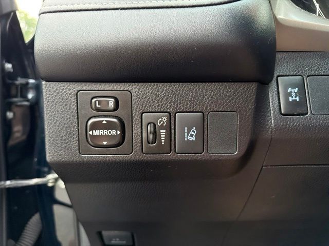 Thumbnail: 2017 Toyota RAV4 - 23