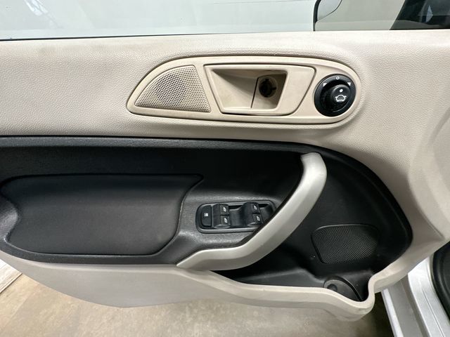 Thumbnail: 2011 Ford Fiesta - 16