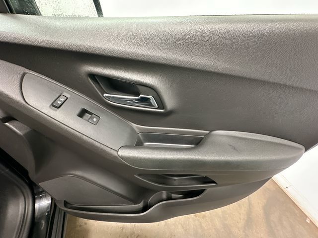 Thumbnail: 2018 Chevrolet Trax - 25