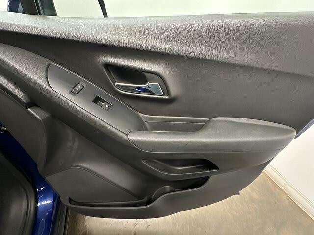 Thumbnail: 2017 Chevrolet Trax - 25