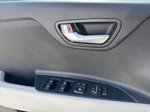 Thumbnail: 2018 Kia Rio - 26