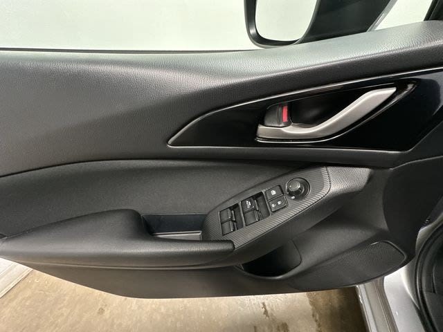 2016 Mazda Mazda3 i Sport 23