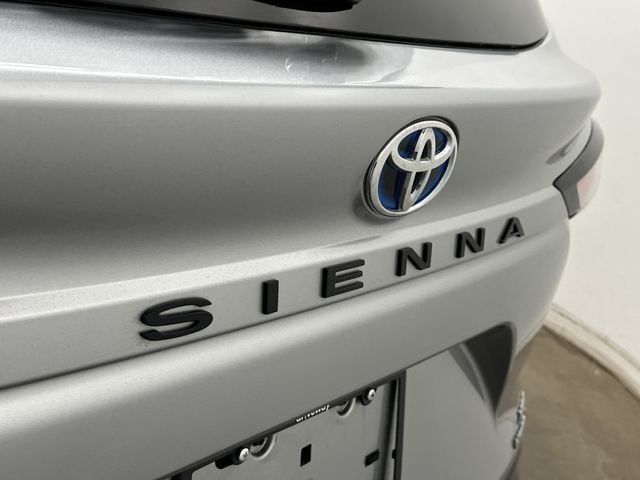 Thumbnail: 2021 Toyota Sienna - 33