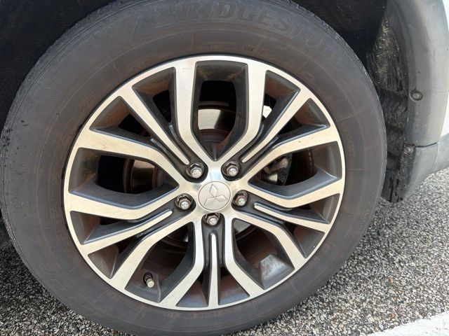 Thumbnail: 2017 Mitsubishi Outlander - 22