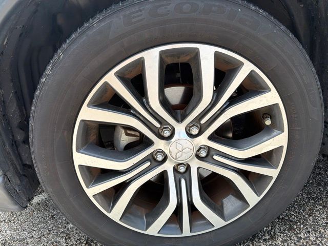 Thumbnail: 2017 Mitsubishi Outlander - 21