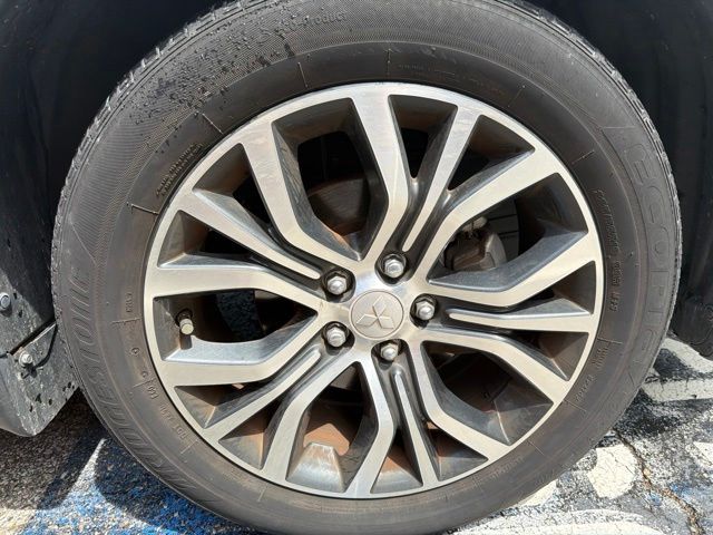 Thumbnail: 2017 Mitsubishi Outlander - 20