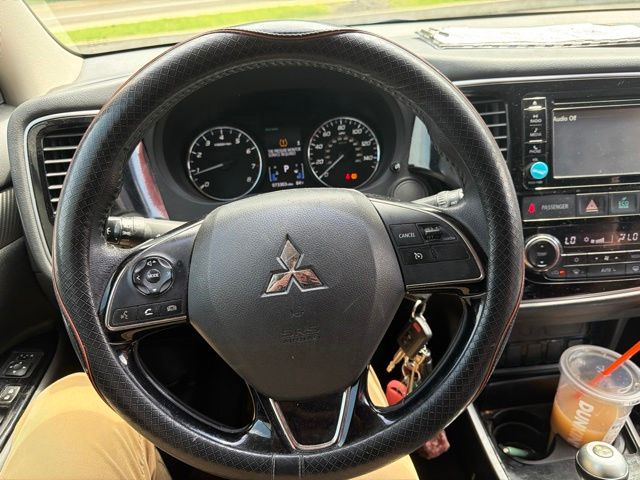 Thumbnail: 2017 Mitsubishi Outlander - 8