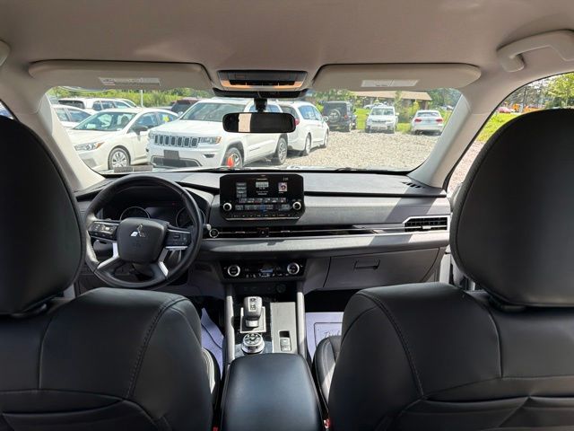 Thumbnail: 2022 Mitsubishi Outlander - 2