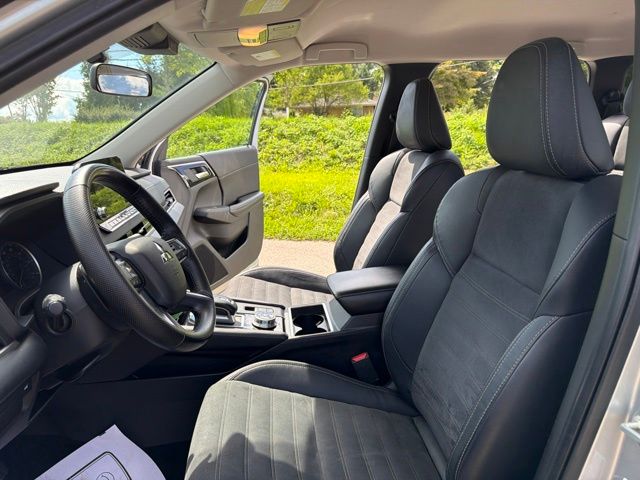 Thumbnail: 2022 Mitsubishi Outlander - 10