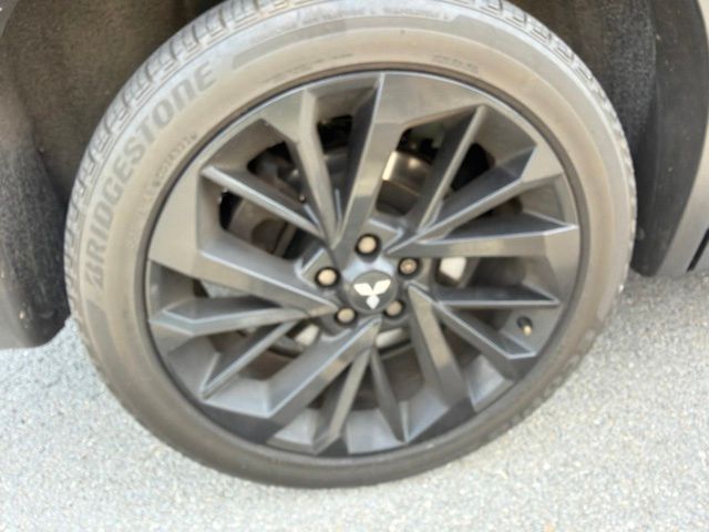Thumbnail: 2023 Mitsubishi Outlander - 24