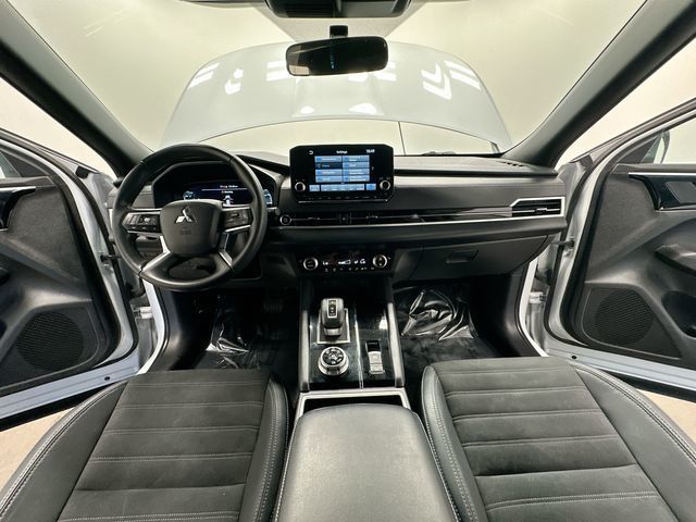 Thumbnail: 2023 Mitsubishi Outlander - 10