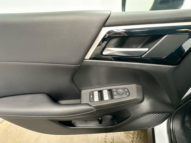 Thumbnail: 2023 Mitsubishi Outlander - 26