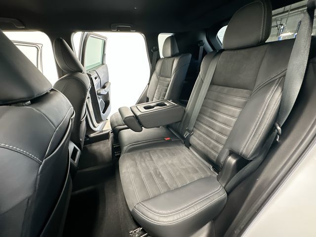 Thumbnail: 2023 Mitsubishi Outlander - 13