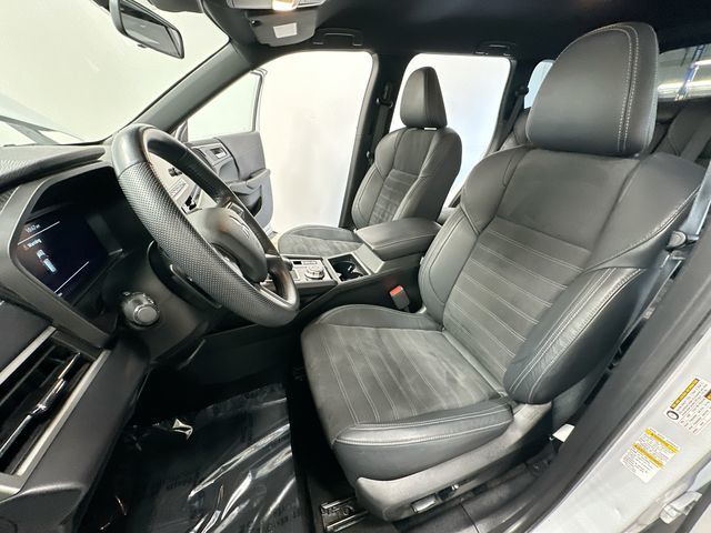 Thumbnail: 2023 Mitsubishi Outlander - 12