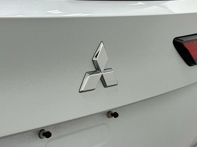 Thumbnail: 2023 Mitsubishi Outlander - 32