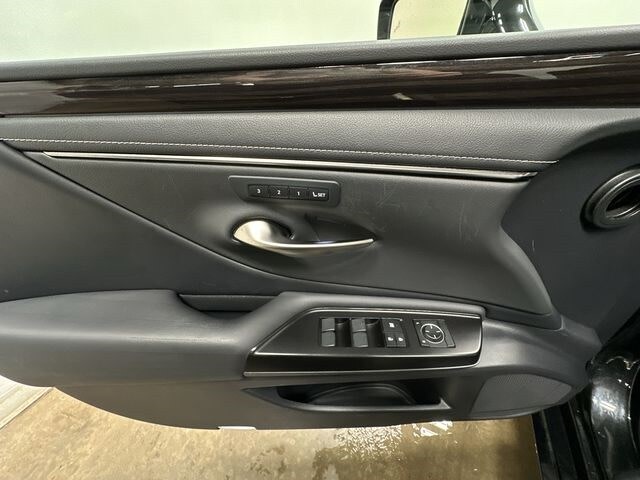 2019 Lexus ES Hybrid 300h 26