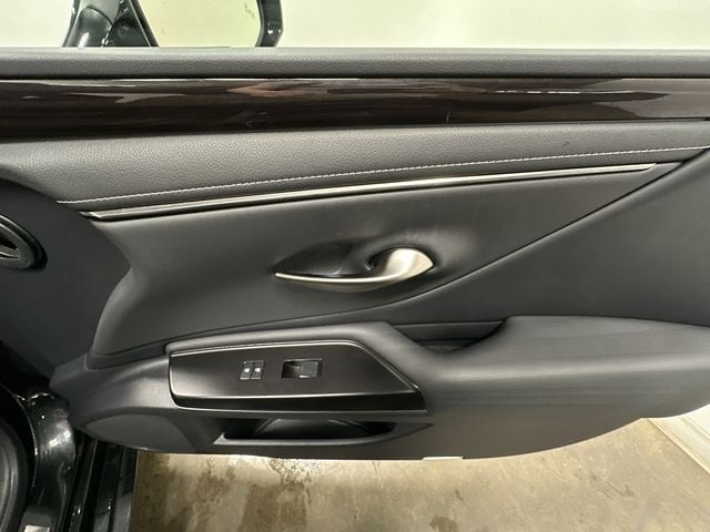 2019 Lexus ES Hybrid 300h 29
