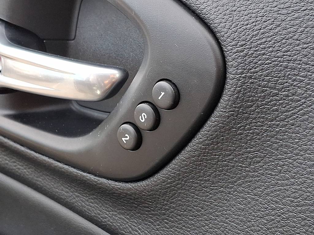 Thumbnail: 2019 Jeep Cherokee - 12