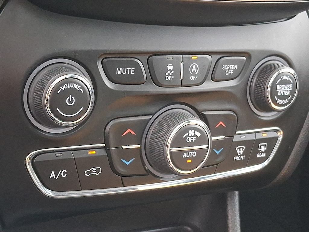 Thumbnail: 2019 Jeep Cherokee - 18