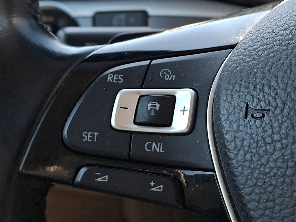 2018 Volkswagen Passat R-Line 23