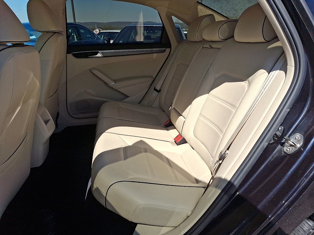 2018 Volkswagen Passat R-Line 9