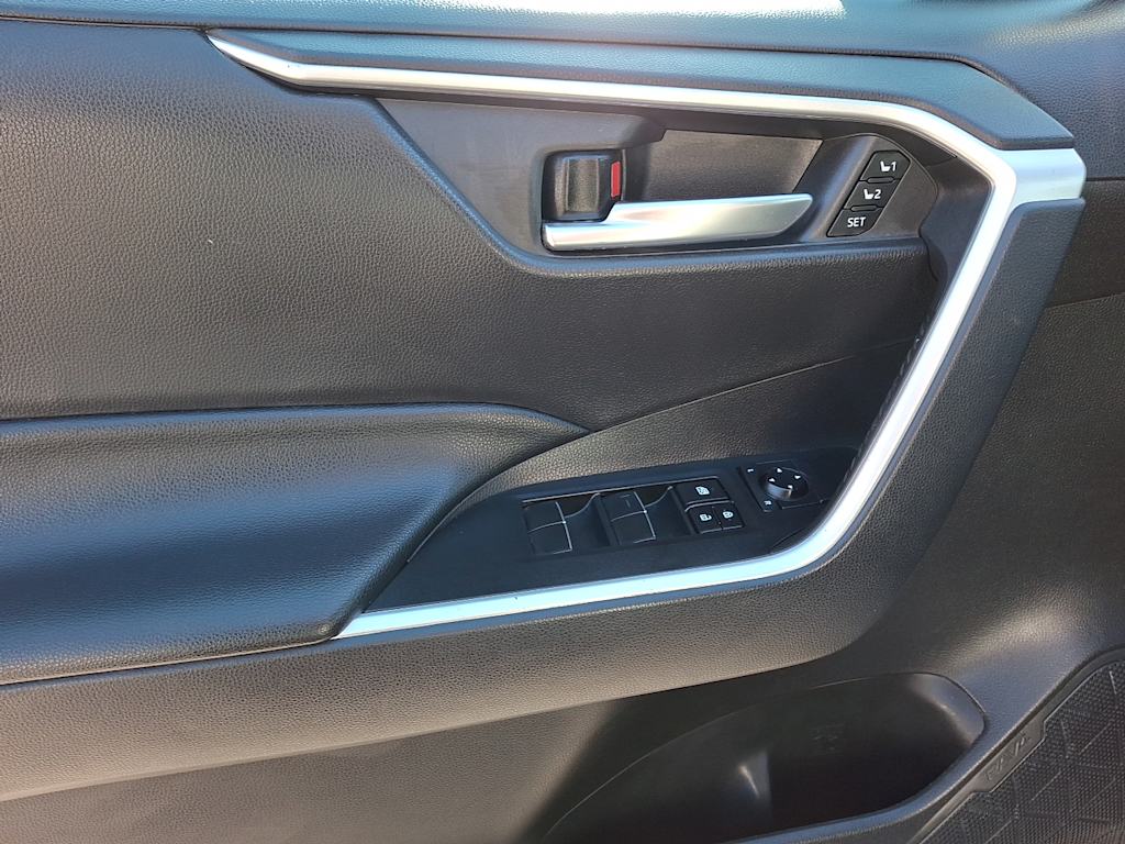 Thumbnail: 2021 Toyota RAV4 - 17