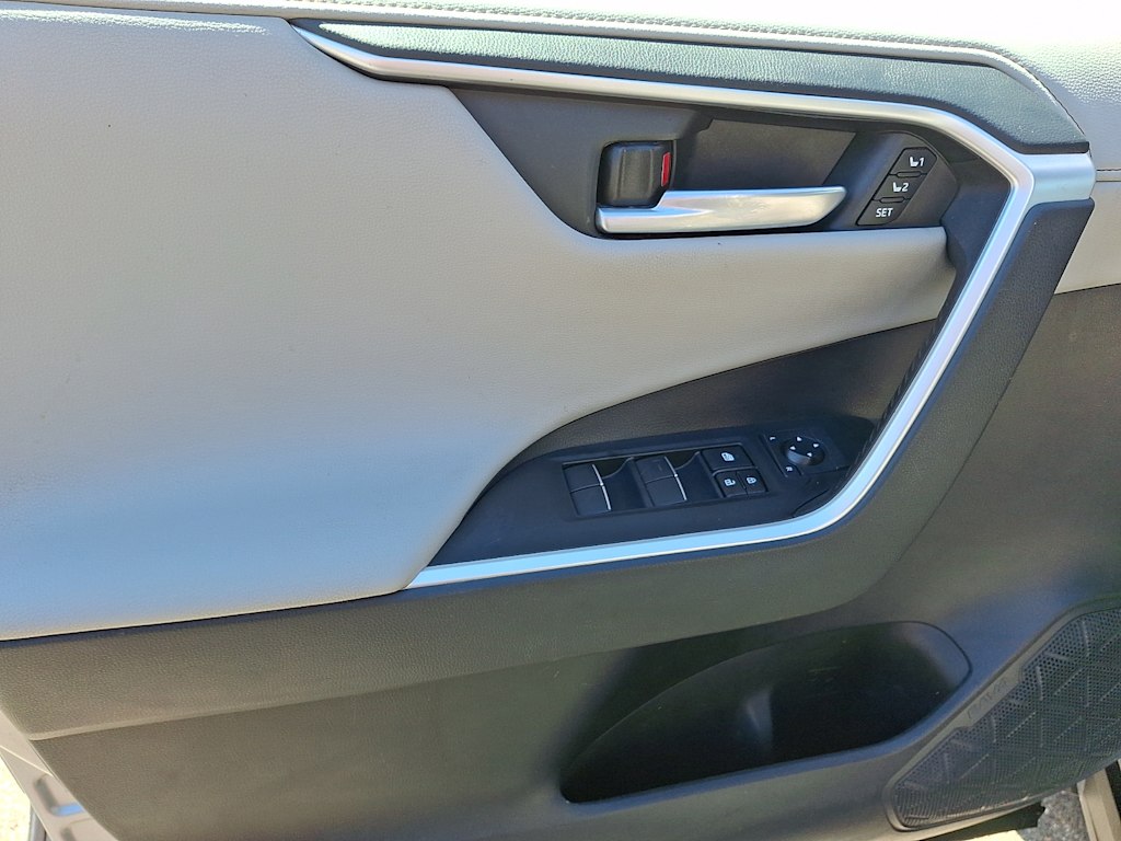 Thumbnail: 2019 Toyota RAV4 - 15