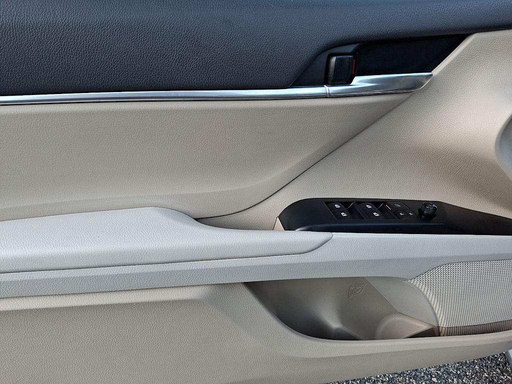 Thumbnail: 2018 Toyota Camry - 18